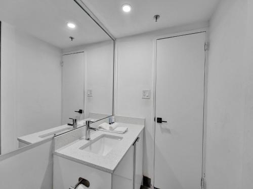 Ocean View Beach Retreat Beach Service 606 in Miami Beach, USA