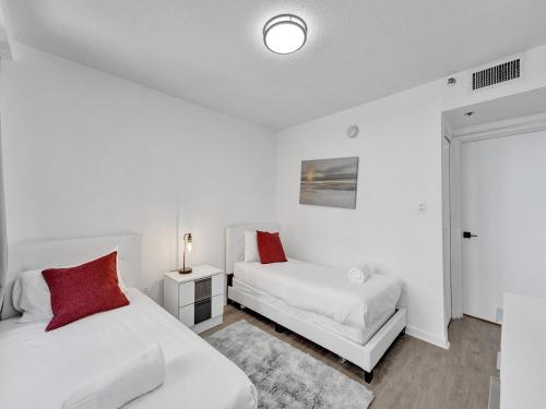 Ocean View Beach Retreat Beach Service 606 in Miami Beach, USA