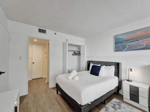 Ocean View Beach Retreat Beach Service 606 in Miami Beach, USA