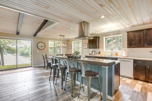 Tranquil Lakefront Cabin Fire Pit, Grill and Patio in 華索