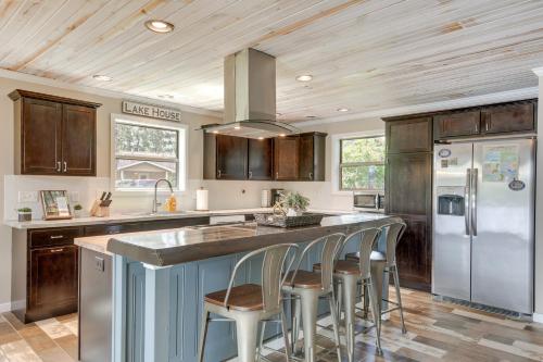 Tranquil Lakefront Cabin Fire Pit, Grill and Patio in 華索