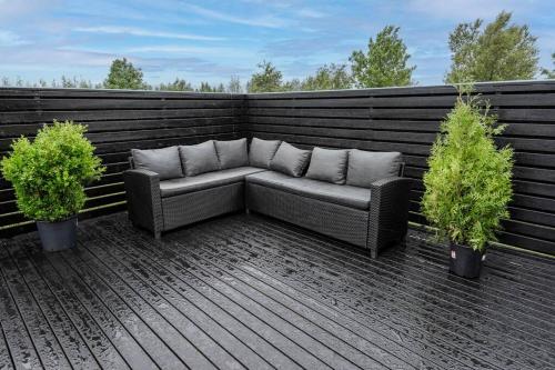 Modern Summerhouse Views Outdoor Spaces Patio in 勒伊加湖