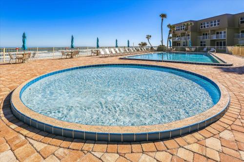 Beachfront Bliss Luxe 2BD Condo Pool & Adventure