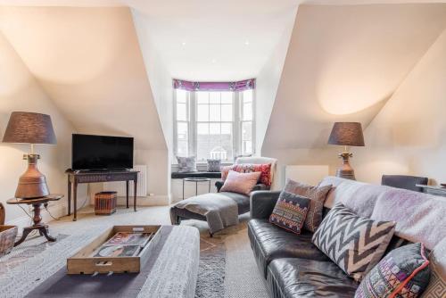 Super Central - Georgian Double Upper Flat with Castle Views in New Town - main image