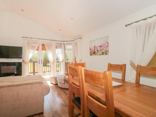 Exterior view, Bramley Lodge in Puxton