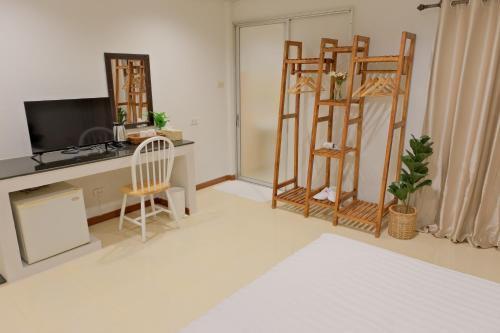 room detail thumbnail 2