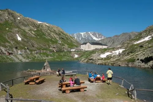 Auberge de l'Hospice in Gebirgspass Grosser St. Bernhard, Schweiz