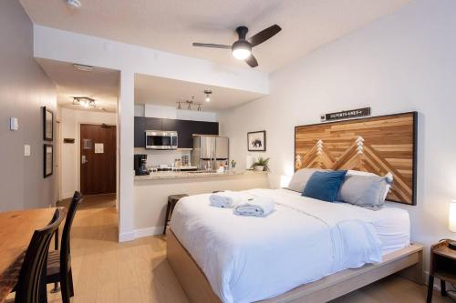 Newly Renovated Ski In Out w Pool 2 Hot Tubs in Whistler, Canada