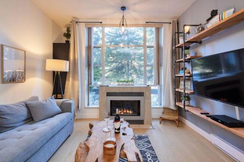 Newly Renovated Ski In Out w Pool 2 Hot Tubs in Whistler, Canada