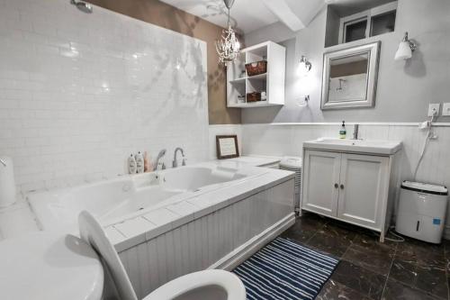 Unique, cozy, and spacious basement apt close to NYC