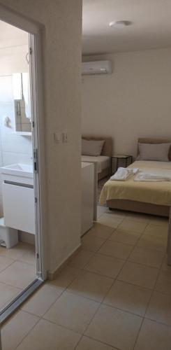 Double Room image 4