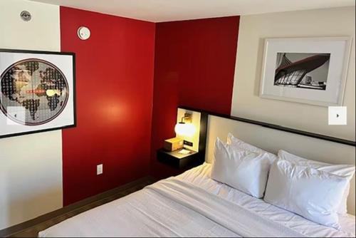 Ambassador Inn At Marquette - image 10