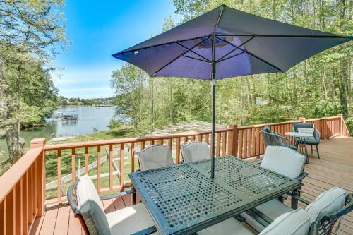 Lakefront Hiawassee Retreat with Dock and Hot Tub! in Hiawassee, Vereinigte Staaten von Amerika