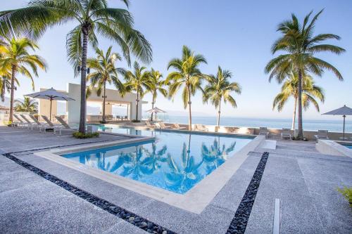 Upscale Corner Unit with Large Wrap Around Balcony and Pools, Puerto Vallarta (Foto 2)