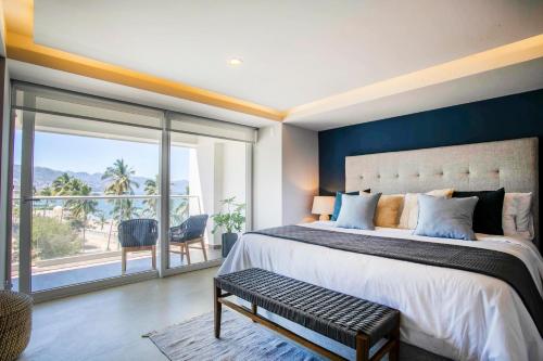 Upscale Corner Unit with Large Wrap Around Balcony and Pools, Puerto Vallarta (Foto 3)