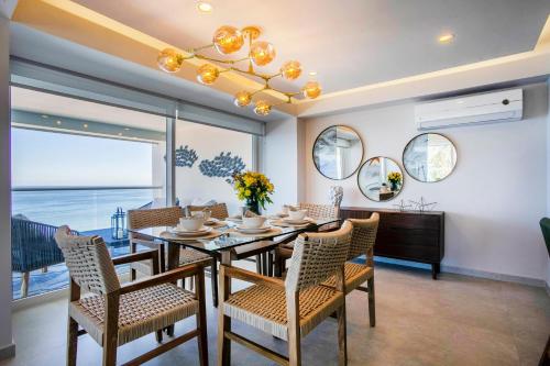 Upscale Corner Unit with Large Wrap Around Balcony and Pools, Puerto Vallarta (Foto 4)