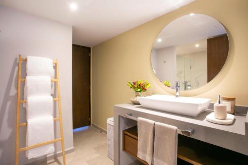 Upscale Corner Unit with Large Wrap Around Balcony and Pools, Puerto Vallarta (Foto 8)