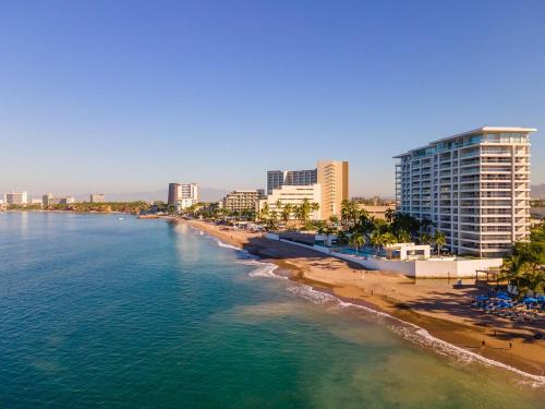 Upscale Corner Unit with Large Wrap Around Balcony and Pools, Puerto Vallarta (Foto 9)