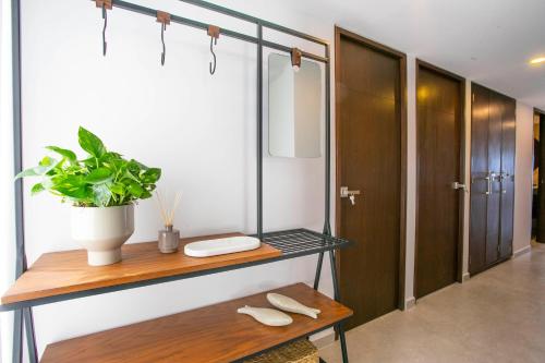 Upscale Corner Unit with Large Wrap Around Balcony and Pools, Puerto Vallarta (Foto 10)