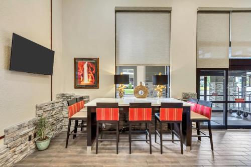 大堂, 默里套房酒店 - 鹽湖城南 (Quality Inn & Suites Murray – Salt Lake City South) in 泰勒斯維爾區