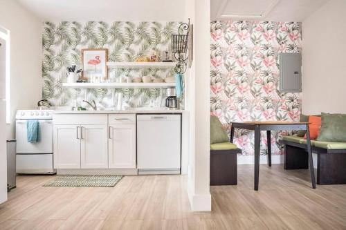 Sunny Retreat in Flamingo Suite! in Pompano Beach, USA
