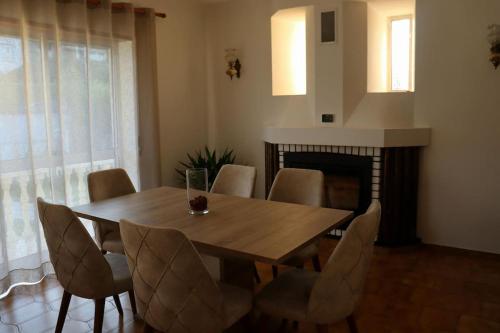 Casa Familiar - Espaçosa, confortável e sossegada (Casa Familiar - Espacosa, confortavel e sossegada) in Sao Jorge