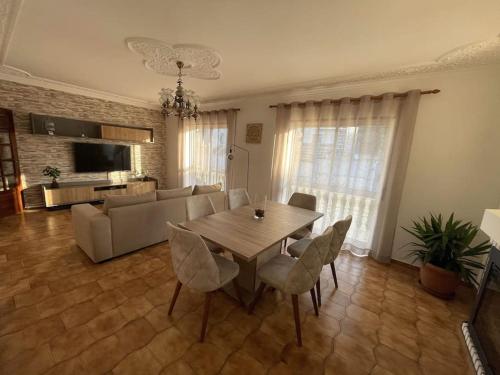 Casa Familiar - Espaçosa, confortável e sossegada (Casa Familiar - Espacosa, confortavel e sossegada) in Sao Jorge