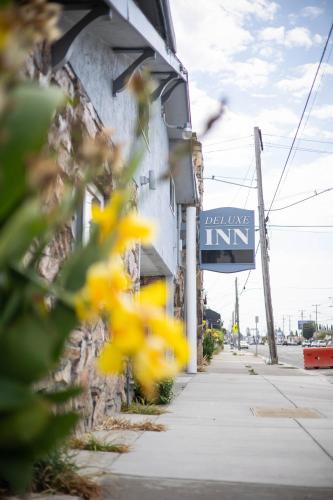 Deluxe Inn