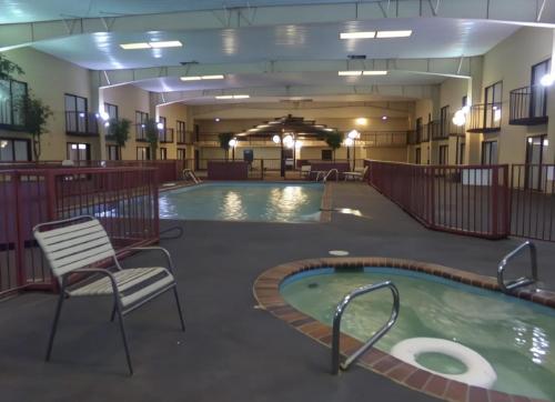 Econo Lodge Inn & Suites - image 13