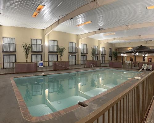 Econo Lodge Inn & Suites - image 10