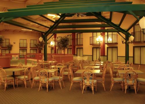 Econo Lodge Inn & Suites - image 13
