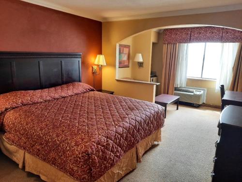 Econo Lodge Inn & Suites - image 10