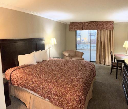 Econo Lodge Inn & Suites - image 14