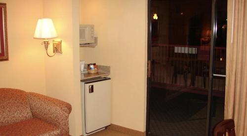 Econo Lodge Inn & Suites - image 11