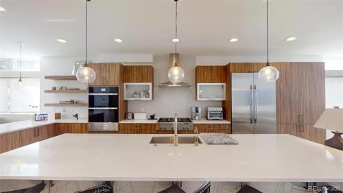Cocina, Luxurious, Modern Townhome 5 minute Walk from Cherry Creek North in Cherry Creek