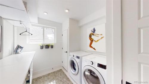 Luxurious, Modern Townhome 5 minute Walk from Cherry Creek North