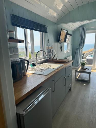 Iekārtas, Bay View shepherds hut with hot tub in Lanfeira