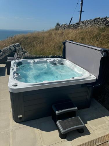 Karstais baseins, Bay View shepherds hut with hot tub in Lanfeira