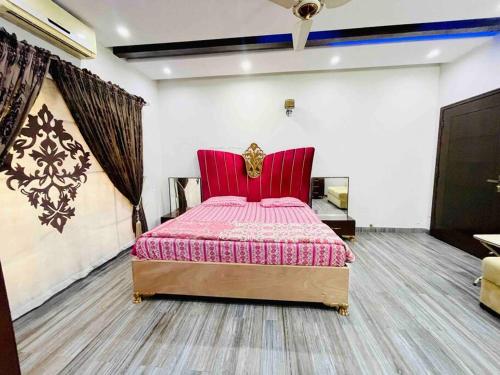 6 Beds Kannal house in middle of DHA Lahore City - image 2
