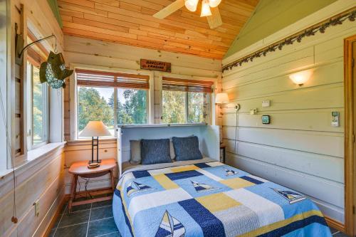 Warm and Cozy Clayton Cabin Near St Lawrence River! in Clayton, USA