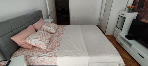 White Night City Center Apartman - image 5