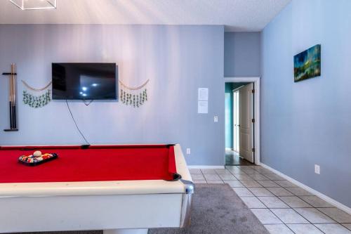Modern Vacation Home w/ Heated Pool 10min to the Beach in Palm Coast, USA