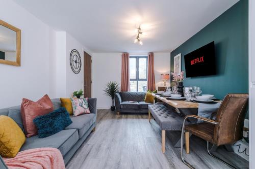 Modern 5 Bedroom House in Manchester by PureStay - Short Stay with Service Accommodation & Free Parking, Manchester (photo 10)