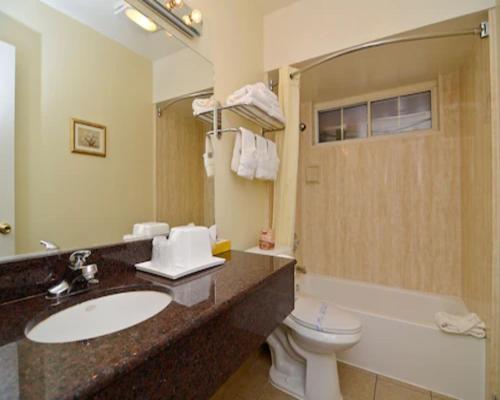 Queen Room - Non-Smoking image 5