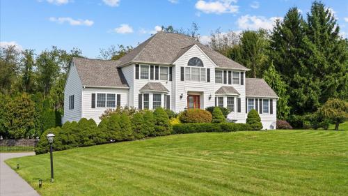 Enchanting Paradise with Pool & Hot Tub home in Warwick, USA