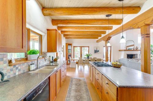 Mtn-View Retreat with Hot Tub in New Mexico! in Arroyo Seco