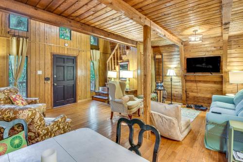 Pet-Friendly Lavonia Cabin, Walk to Lake Hartwell! in Lavonia, USA