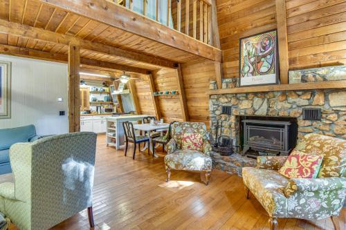Pet-Friendly Lavonia Cabin, Walk to Lake Hartwell! in Lavonia, USA