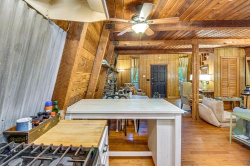 Pet-Friendly Lavonia Cabin, Walk to Lake Hartwell! in Lavonia, USA