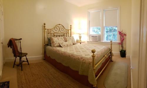 Private Lakeview Cottage and 2 Farmhouse Apartments near Rt 80 easy to NYC in Blairstown, USA